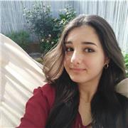 Ragazza nel liceo scientifico offre aiuto per compiti e studio
